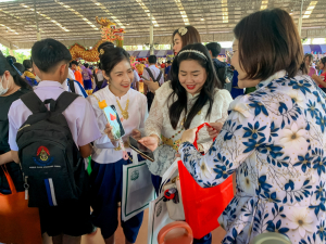  งานสื่อสารองค์กร มรภ.เทพสตรี ร่วมกับคณะวิทยาการจัดการ คณะวิทยาศาสตร์ฯ คณะเทคโนโลยีอุตสาหกรรม กองบริการการศึกษา และกองพัฒนานักศึกษา จัดบูธประชาสัมพันธ์การรับสมัครนักศึกษาเคลื่อนที่ ยกระดับการสื่อสารสู่มาตรฐานสากล