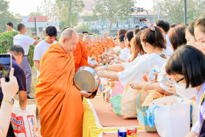 มรภ.เทพสตรี ร่วมพิธีทำบุญตักบาตรอุทิศถวายพระราชกุศลแด่ สมเด็จพระนางเจ้าสิริกิติ์ พระบรมราชินีนาถ พระบรมราชชนนีพันปีหลวง ครบสตมวาร (100 วัน)