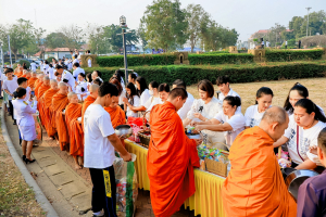 มรภ.เทพสตรี ร่วมพิธีทำบุญตักบาตรอุทิศถวายพระราชกุศลแด่ สมเด็จพระนางเจ้าสิริกิติ์ พระบรมราชินีนาถ พระบรมราชชนนีพันปีหลวง ครบสตมวาร (100 วัน)