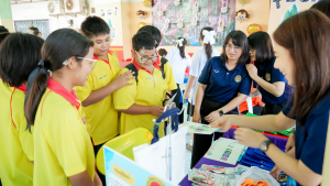 งานสื่อสารองค์กร มรภ.เทพสตรี ร่วมกับกองบริการการศึกษา จัดบูธประชาสัมพันธ์การรับสมัครนักศึกษาเคลื่อนที่ ยกระดับการสื่อสารสู่มาตรฐานสากล