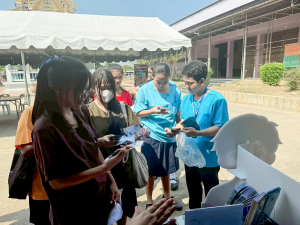 งานสื่อสารองค์กร มรภ.เทพสตรี ร่วมกับคณะวิทยาศาสตร์ฯ คณะเทคโนโลยีอุตสาหกรรม กองบริการการศึกษา และกองพัฒนานักศึกษา จัดบูธประชาสัมพันธ์การรับสมัครนักศึกษาเคลื่อนที่ ยกระดับการสื่อสารสู่มาตรฐานสากล