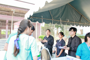 งานสื่อสารองค์กร มรภ.เทพสตรี ร่วมกับคณะวิทยาศาสตร์ฯ คณะเทคโนโลยีอุตสาหกรรม กองบริการการศึกษา และกองพัฒนานักศึกษา จัดบูธประชาสัมพันธ์การรับสมัครนักศึกษาเคลื่อนที่ ยกระดับการสื่อสารสู่มาตรฐานสากล