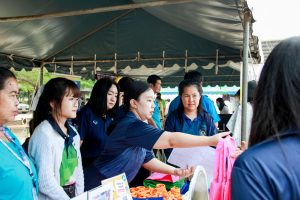 งานสื่อสารองค์กร มรภ.เทพสตรี ร่วมกับคณะวิทยาศาสตร์ฯ คณะเทคโนโลยีอุตสาหกรรม กองบริการการศึกษา และกองพัฒนานักศึกษา จัดบูธประชาสัมพันธ์การรับสมัครนักศึกษาเคลื่อนที่ ยกระดับการสื่อสารสู่มาตรฐานสากล
