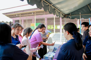 งานสื่อสารองค์กร มรภ.เทพสตรี ร่วมกับคณะวิทยาศาสตร์ฯ คณะเทคโนโลยีอุตสาหกรรม กองบริการการศึกษา และกองพัฒนานักศึกษา จัดบูธประชาสัมพันธ์การรับสมัครนักศึกษาเคลื่อนที่ ยกระดับการสื่อสารสู่มาตรฐานสากล