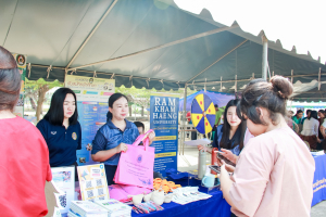 งานสื่อสารองค์กร มรภ.เทพสตรี ร่วมกับคณะวิทยาศาสตร์ฯ คณะเทคโนโลยีอุตสาหกรรม กองบริการการศึกษา และกองพัฒนานักศึกษา จัดบูธประชาสัมพันธ์การรับสมัครนักศึกษาเคลื่อนที่ ยกระดับการสื่อสารสู่มาตรฐานสากล