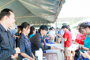 งานสื่อสารองค์กร มรภ.เทพสตรี ร่วมกับคณะวิทยาศาสตร์ฯ คณะเทคโนโลยีอุตสาหกรรม กองบริการการศึกษา และกองพัฒนานักศึกษา จัดบูธประชาสัมพันธ์การรับสมัครนักศึกษาเคลื่อนที่ ยกระดับการสื่อสารสู่มาตรฐานสากล