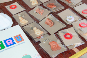 งานสื่อสารองค์กร มรภ.เทพสตรี ร่วมกับคณะวิทยาศาสตร์ฯ คณะเทคโนโลยีอุตสาหกรรม กองบริการการศึกษา และกองพัฒนานักศึกษา จัดบูธประชาสัมพันธ์การรับสมัครนักศึกษาเคลื่อนที่ ยกระดับการสื่อสารสู่มาตรฐานสากล