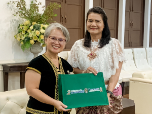 มรภ.เทพสตรี ให้การต้อนรับรองอธิการบดี มหาวิทยาลัยนานาชาติเอเชีย-แปซิฟิก ในโอกาสเยี่ยมชมวิถีวัฒนธรรมและนิทรรศการเทิดพระเกียรติ