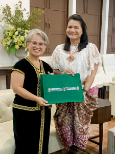 มรภ.เทพสตรี ให้การต้อนรับรองอธิการบดี มหาวิทยาลัยนานาชาติเอเชีย-แปซิฟิก ในโอกาสเยี่ยมชมวิถีวัฒนธรรมและนิทรรศการเทิดพระเกียรติ