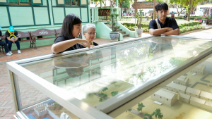 มรภ.เทพสตรี ให้การต้อนรับรองอธิการบดี มหาวิทยาลัยนานาชาติเอเชีย-แปซิฟิก ในโอกาสเยี่ยมชมวิถีวัฒนธรรมและนิทรรศการเทิดพระเกียรติ