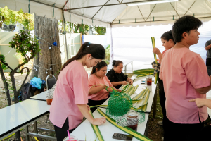 มรภ.เทพสตรี จัดงาน “สำรับกับข้าว 3 บุรี” อย่างงดงามด้วยศิลป์แห่งการจัดสำรับ บูรณาการทุกภาคส่วน ภายใต้การเป็นประธานเปิดงานของผู้ว่าราชการจังหวัดลพบุรี รวมพลัง Soft Power จากนางงาม Mister และศิลปินชื่อดัง ร่วมถ่ายทอดเสน่ห์อาหารท้องถิ่นสู่สังคม เบื้องหลังความสำเร็จเกิดจากการต่อยอดงานวิจัยภาคสนาม สู่การสร้างสรรค์ประสบการณ์อาหารไทยแบบ Fine Dining ยกระดับอาหารท้องถิ่นสู่เวที Soft Power และขับเคลื่อนสู่เศรษฐกิจสร้างสรรค์อย่างเป็นรูปธรรม