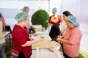 มรภ.เทพสตรี จัดงาน “สำรับกับข้าว 3 บุรี” อย่างงดงามด้วยศิลป์แห่งการจัดสำรับ บูรณาการทุกภาคส่วน ภายใต้การเป็นประธานเปิดงานของผู้ว่าราชการจังหวัดลพบุรี รวมพลัง Soft Power จากนางงาม Mister และศิลปินชื่อดัง ร่วมถ่ายทอดเสน่ห์อาหารท้องถิ่นสู่สังคม เบื้องหลังความสำเร็จเกิดจากการต่อยอดงานวิจัยภาคสนาม สู่การสร้างสรรค์ประสบการณ์อาหารไทยแบบ Fine Dining ยกระดับอาหารท้องถิ่นสู่เวที Soft Power และขับเคลื่อนสู่เศรษฐกิจสร้างสรรค์อย่างเป็นรูปธรรม