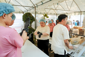 มรภ.เทพสตรี จัดงาน “สำรับกับข้าว 3 บุรี” อย่างงดงามด้วยศิลป์แห่งการจัดสำรับ บูรณาการทุกภาคส่วน ภายใต้การเป็นประธานเปิดงานของผู้ว่าราชการจังหวัดลพบุรี รวมพลัง Soft Power จากนางงาม Mister และศิลปินชื่อดัง ร่วมถ่ายทอดเสน่ห์อาหารท้องถิ่นสู่สังคม เบื้องหลังความสำเร็จเกิดจากการต่อยอดงานวิจัยภาคสนาม สู่การสร้างสรรค์ประสบการณ์อาหารไทยแบบ Fine Dining ยกระดับอาหารท้องถิ่นสู่เวที Soft Power และขับเคลื่อนสู่เศรษฐกิจสร้างสรรค์อย่างเป็นรูปธรรม