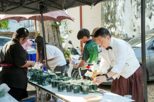 มรภ.เทพสตรี จัดงาน “สำรับกับข้าว 3 บุรี” อย่างงดงามด้วยศิลป์แห่งการจัดสำรับ บูรณาการทุกภาคส่วน ภายใต้การเป็นประธานเปิดงานของผู้ว่าราชการจังหวัดลพบุรี รวมพลัง Soft Power จากนางงาม Mister และศิลปินชื่อดัง ร่วมถ่ายทอดเสน่ห์อาหารท้องถิ่นสู่สังคม เบื้องหลังความสำเร็จเกิดจากการต่อยอดงานวิจัยภาคสนาม สู่การสร้างสรรค์ประสบการณ์อาหารไทยแบบ Fine Dining ยกระดับอาหารท้องถิ่นสู่เวที Soft Power และขับเคลื่อนสู่เศรษฐกิจสร้างสรรค์อย่างเป็นรูปธรรม