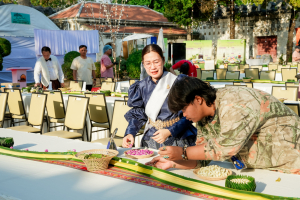 มรภ.เทพสตรี จัดงาน “สำรับกับข้าว 3 บุรี” อย่างงดงามด้วยศิลป์แห่งการจัดสำรับ บูรณาการทุกภาคส่วน ภายใต้การเป็นประธานเปิดงานของผู้ว่าราชการจังหวัดลพบุรี รวมพลัง Soft Power จากนางงาม Mister และศิลปินชื่อดัง ร่วมถ่ายทอดเสน่ห์อาหารท้องถิ่นสู่สังคม เบื้องหลังความสำเร็จเกิดจากการต่อยอดงานวิจัยภาคสนาม สู่การสร้างสรรค์ประสบการณ์อาหารไทยแบบ Fine Dining ยกระดับอาหารท้องถิ่นสู่เวที Soft Power และขับเคลื่อนสู่เศรษฐกิจสร้างสรรค์อย่างเป็นรูปธรรม