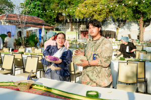 มรภ.เทพสตรี จัดงาน “สำรับกับข้าว 3 บุรี” อย่างงดงามด้วยศิลป์แห่งการจัดสำรับ บูรณาการทุกภาคส่วน ภายใต้การเป็นประธานเปิดงานของผู้ว่าราชการจังหวัดลพบุรี รวมพลัง Soft Power จากนางงาม Mister และศิลปินชื่อดัง ร่วมถ่ายทอดเสน่ห์อาหารท้องถิ่นสู่สังคม เบื้องหลังความสำเร็จเกิดจากการต่อยอดงานวิจัยภาคสนาม สู่การสร้างสรรค์ประสบการณ์อาหารไทยแบบ Fine Dining ยกระดับอาหารท้องถิ่นสู่เวที Soft Power และขับเคลื่อนสู่เศรษฐกิจสร้างสรรค์อย่างเป็นรูปธรรม