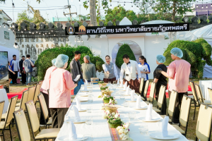 มรภ.เทพสตรี จัดงาน “สำรับกับข้าว 3 บุรี” อย่างงดงามด้วยศิลป์แห่งการจัดสำรับ บูรณาการทุกภาคส่วน ภายใต้การเป็นประธานเปิดงานของผู้ว่าราชการจังหวัดลพบุรี รวมพลัง Soft Power จากนางงาม Mister และศิลปินชื่อดัง ร่วมถ่ายทอดเสน่ห์อาหารท้องถิ่นสู่สังคม เบื้องหลังความสำเร็จเกิดจากการต่อยอดงานวิจัยภาคสนาม สู่การสร้างสรรค์ประสบการณ์อาหารไทยแบบ Fine Dining ยกระดับอาหารท้องถิ่นสู่เวที Soft Power และขับเคลื่อนสู่เศรษฐกิจสร้างสรรค์อย่างเป็นรูปธรรม