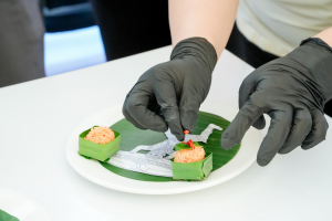 มรภ.เทพสตรี จัดงาน “สำรับกับข้าว 3 บุรี” อย่างงดงามด้วยศิลป์แห่งการจัดสำรับ บูรณาการทุกภาคส่วน ภายใต้การเป็นประธานเปิดงานของผู้ว่าราชการจังหวัดลพบุรี รวมพลัง Soft Power จากนางงาม Mister และศิลปินชื่อดัง ร่วมถ่ายทอดเสน่ห์อาหารท้องถิ่นสู่สังคม เบื้องหลังความสำเร็จเกิดจากการต่อยอดงานวิจัยภาคสนาม สู่การสร้างสรรค์ประสบการณ์อาหารไทยแบบ Fine Dining ยกระดับอาหารท้องถิ่นสู่เวที Soft Power และขับเคลื่อนสู่เศรษฐกิจสร้างสรรค์อย่างเป็นรูปธรรม