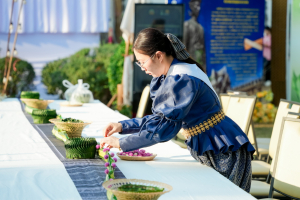 มรภ.เทพสตรี จัดงาน “สำรับกับข้าว 3 บุรี” อย่างงดงามด้วยศิลป์แห่งการจัดสำรับ บูรณาการทุกภาคส่วน ภายใต้การเป็นประธานเปิดงานของผู้ว่าราชการจังหวัดลพบุรี รวมพลัง Soft Power จากนางงาม Mister และศิลปินชื่อดัง ร่วมถ่ายทอดเสน่ห์อาหารท้องถิ่นสู่สังคม เบื้องหลังความสำเร็จเกิดจากการต่อยอดงานวิจัยภาคสนาม สู่การสร้างสรรค์ประสบการณ์อาหารไทยแบบ Fine Dining ยกระดับอาหารท้องถิ่นสู่เวที Soft Power และขับเคลื่อนสู่เศรษฐกิจสร้างสรรค์อย่างเป็นรูปธรรม