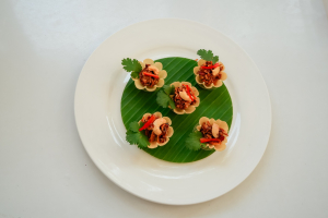 มรภ.เทพสตรี จัดงาน “สำรับกับข้าว 3 บุรี” อย่างงดงามด้วยศิลป์แห่งการจัดสำรับ บูรณาการทุกภาคส่วน ภายใต้การเป็นประธานเปิดงานของผู้ว่าราชการจังหวัดลพบุรี รวมพลัง Soft Power จากนางงาม Mister และศิลปินชื่อดัง ร่วมถ่ายทอดเสน่ห์อาหารท้องถิ่นสู่สังคม เบื้องหลังความสำเร็จเกิดจากการต่อยอดงานวิจัยภาคสนาม สู่การสร้างสรรค์ประสบการณ์อาหารไทยแบบ Fine Dining ยกระดับอาหารท้องถิ่นสู่เวที Soft Power และขับเคลื่อนสู่เศรษฐกิจสร้างสรรค์อย่างเป็นรูปธรรม