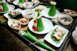 มรภ.เทพสตรี จัดงาน “สำรับกับข้าว 3 บุรี” อย่างงดงามด้วยศิลป์แห่งการจัดสำรับ บูรณาการทุกภาคส่วน ภายใต้การเป็นประธานเปิดงานของผู้ว่าราชการจังหวัดลพบุรี รวมพลัง Soft Power จากนางงาม Mister และศิลปินชื่อดัง ร่วมถ่ายทอดเสน่ห์อาหารท้องถิ่นสู่สังคม เบื้องหลังความสำเร็จเกิดจากการต่อยอดงานวิจัยภาคสนาม สู่การสร้างสรรค์ประสบการณ์อาหารไทยแบบ Fine Dining ยกระดับอาหารท้องถิ่นสู่เวที Soft Power และขับเคลื่อนสู่เศรษฐกิจสร้างสรรค์อย่างเป็นรูปธรรม