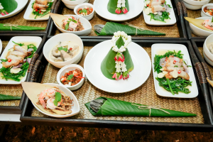 มรภ.เทพสตรี จัดงาน “สำรับกับข้าว 3 บุรี” อย่างงดงามด้วยศิลป์แห่งการจัดสำรับ บูรณาการทุกภาคส่วน ภายใต้การเป็นประธานเปิดงานของผู้ว่าราชการจังหวัดลพบุรี รวมพลัง Soft Power จากนางงาม Mister และศิลปินชื่อดัง ร่วมถ่ายทอดเสน่ห์อาหารท้องถิ่นสู่สังคม เบื้องหลังความสำเร็จเกิดจากการต่อยอดงานวิจัยภาคสนาม สู่การสร้างสรรค์ประสบการณ์อาหารไทยแบบ Fine Dining ยกระดับอาหารท้องถิ่นสู่เวที Soft Power และขับเคลื่อนสู่เศรษฐกิจสร้างสรรค์อย่างเป็นรูปธรรม