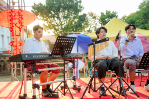 มรภ.เทพสตรี จัดงาน “สำรับกับข้าว 3 บุรี” อย่างงดงามด้วยศิลป์แห่งการจัดสำรับ บูรณาการทุกภาคส่วน ภายใต้การเป็นประธานเปิดงานของผู้ว่าราชการจังหวัดลพบุรี รวมพลัง Soft Power จากนางงาม Mister และศิลปินชื่อดัง ร่วมถ่ายทอดเสน่ห์อาหารท้องถิ่นสู่สังคม เบื้องหลังความสำเร็จเกิดจากการต่อยอดงานวิจัยภาคสนาม สู่การสร้างสรรค์ประสบการณ์อาหารไทยแบบ Fine Dining ยกระดับอาหารท้องถิ่นสู่เวที Soft Power และขับเคลื่อนสู่เศรษฐกิจสร้างสรรค์อย่างเป็นรูปธรรม