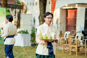 มรภ.เทพสตรี จัดงาน “สำรับกับข้าว 3 บุรี” อย่างงดงามด้วยศิลป์แห่งการจัดสำรับ บูรณาการทุกภาคส่วน ภายใต้การเป็นประธานเปิดงานของผู้ว่าราชการจังหวัดลพบุรี รวมพลัง Soft Power จากนางงาม Mister และศิลปินชื่อดัง ร่วมถ่ายทอดเสน่ห์อาหารท้องถิ่นสู่สังคม เบื้องหลังความสำเร็จเกิดจากการต่อยอดงานวิจัยภาคสนาม สู่การสร้างสรรค์ประสบการณ์อาหารไทยแบบ Fine Dining ยกระดับอาหารท้องถิ่นสู่เวที Soft Power และขับเคลื่อนสู่เศรษฐกิจสร้างสรรค์อย่างเป็นรูปธรรม