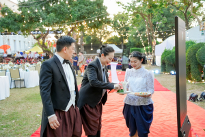 มรภ.เทพสตรี จัดงาน “สำรับกับข้าว 3 บุรี” อย่างงดงามด้วยศิลป์แห่งการจัดสำรับ บูรณาการทุกภาคส่วน ภายใต้การเป็นประธานเปิดงานของผู้ว่าราชการจังหวัดลพบุรี รวมพลัง Soft Power จากนางงาม Mister และศิลปินชื่อดัง ร่วมถ่ายทอดเสน่ห์อาหารท้องถิ่นสู่สังคม เบื้องหลังความสำเร็จเกิดจากการต่อยอดงานวิจัยภาคสนาม สู่การสร้างสรรค์ประสบการณ์อาหารไทยแบบ Fine Dining ยกระดับอาหารท้องถิ่นสู่เวที Soft Power และขับเคลื่อนสู่เศรษฐกิจสร้างสรรค์อย่างเป็นรูปธรรม