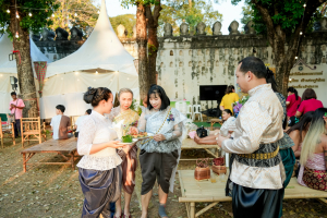 มรภ.เทพสตรี จัดงาน “สำรับกับข้าว 3 บุรี” อย่างงดงามด้วยศิลป์แห่งการจัดสำรับ บูรณาการทุกภาคส่วน ภายใต้การเป็นประธานเปิดงานของผู้ว่าราชการจังหวัดลพบุรี รวมพลัง Soft Power จากนางงาม Mister และศิลปินชื่อดัง ร่วมถ่ายทอดเสน่ห์อาหารท้องถิ่นสู่สังคม เบื้องหลังความสำเร็จเกิดจากการต่อยอดงานวิจัยภาคสนาม สู่การสร้างสรรค์ประสบการณ์อาหารไทยแบบ Fine Dining ยกระดับอาหารท้องถิ่นสู่เวที Soft Power และขับเคลื่อนสู่เศรษฐกิจสร้างสรรค์อย่างเป็นรูปธรรม