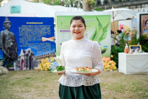 มรภ.เทพสตรี จัดงาน “สำรับกับข้าว 3 บุรี” อย่างงดงามด้วยศิลป์แห่งการจัดสำรับ บูรณาการทุกภาคส่วน ภายใต้การเป็นประธานเปิดงานของผู้ว่าราชการจังหวัดลพบุรี รวมพลัง Soft Power จากนางงาม Mister และศิลปินชื่อดัง ร่วมถ่ายทอดเสน่ห์อาหารท้องถิ่นสู่สังคม เบื้องหลังความสำเร็จเกิดจากการต่อยอดงานวิจัยภาคสนาม สู่การสร้างสรรค์ประสบการณ์อาหารไทยแบบ Fine Dining ยกระดับอาหารท้องถิ่นสู่เวที Soft Power และขับเคลื่อนสู่เศรษฐกิจสร้างสรรค์อย่างเป็นรูปธรรม