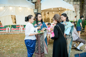 มรภ.เทพสตรี จัดงาน “สำรับกับข้าว 3 บุรี” อย่างงดงามด้วยศิลป์แห่งการจัดสำรับ บูรณาการทุกภาคส่วน ภายใต้การเป็นประธานเปิดงานของผู้ว่าราชการจังหวัดลพบุรี รวมพลัง Soft Power จากนางงาม Mister และศิลปินชื่อดัง ร่วมถ่ายทอดเสน่ห์อาหารท้องถิ่นสู่สังคม เบื้องหลังความสำเร็จเกิดจากการต่อยอดงานวิจัยภาคสนาม สู่การสร้างสรรค์ประสบการณ์อาหารไทยแบบ Fine Dining ยกระดับอาหารท้องถิ่นสู่เวที Soft Power และขับเคลื่อนสู่เศรษฐกิจสร้างสรรค์อย่างเป็นรูปธรรม