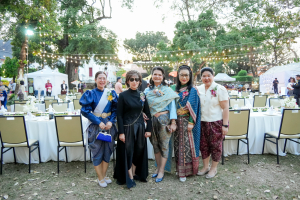 มรภ.เทพสตรี จัดงาน “สำรับกับข้าว 3 บุรี” อย่างงดงามด้วยศิลป์แห่งการจัดสำรับ บูรณาการทุกภาคส่วน ภายใต้การเป็นประธานเปิดงานของผู้ว่าราชการจังหวัดลพบุรี รวมพลัง Soft Power จากนางงาม Mister และศิลปินชื่อดัง ร่วมถ่ายทอดเสน่ห์อาหารท้องถิ่นสู่สังคม เบื้องหลังความสำเร็จเกิดจากการต่อยอดงานวิจัยภาคสนาม สู่การสร้างสรรค์ประสบการณ์อาหารไทยแบบ Fine Dining ยกระดับอาหารท้องถิ่นสู่เวที Soft Power และขับเคลื่อนสู่เศรษฐกิจสร้างสรรค์อย่างเป็นรูปธรรม