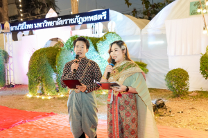 มรภ.เทพสตรี จัดงาน “สำรับกับข้าว 3 บุรี” อย่างงดงามด้วยศิลป์แห่งการจัดสำรับ บูรณาการทุกภาคส่วน ภายใต้การเป็นประธานเปิดงานของผู้ว่าราชการจังหวัดลพบุรี รวมพลัง Soft Power จากนางงาม Mister และศิลปินชื่อดัง ร่วมถ่ายทอดเสน่ห์อาหารท้องถิ่นสู่สังคม เบื้องหลังความสำเร็จเกิดจากการต่อยอดงานวิจัยภาคสนาม สู่การสร้างสรรค์ประสบการณ์อาหารไทยแบบ Fine Dining ยกระดับอาหารท้องถิ่นสู่เวที Soft Power และขับเคลื่อนสู่เศรษฐกิจสร้างสรรค์อย่างเป็นรูปธรรม