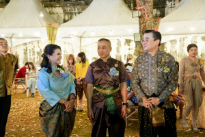 มรภ.เทพสตรี จัดงาน “สำรับกับข้าว 3 บุรี” อย่างงดงามด้วยศิลป์แห่งการจัดสำรับ บูรณาการทุกภาคส่วน ภายใต้การเป็นประธานเปิดงานของผู้ว่าราชการจังหวัดลพบุรี รวมพลัง Soft Power จากนางงาม Mister และศิลปินชื่อดัง ร่วมถ่ายทอดเสน่ห์อาหารท้องถิ่นสู่สังคม เบื้องหลังความสำเร็จเกิดจากการต่อยอดงานวิจัยภาคสนาม สู่การสร้างสรรค์ประสบการณ์อาหารไทยแบบ Fine Dining ยกระดับอาหารท้องถิ่นสู่เวที Soft Power และขับเคลื่อนสู่เศรษฐกิจสร้างสรรค์อย่างเป็นรูปธรรม