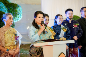 มรภ.เทพสตรี จัดงาน “สำรับกับข้าว 3 บุรี” อย่างงดงามด้วยศิลป์แห่งการจัดสำรับ บูรณาการทุกภาคส่วน ภายใต้การเป็นประธานเปิดงานของผู้ว่าราชการจังหวัดลพบุรี รวมพลัง Soft Power จากนางงาม Mister และศิลปินชื่อดัง ร่วมถ่ายทอดเสน่ห์อาหารท้องถิ่นสู่สังคม เบื้องหลังความสำเร็จเกิดจากการต่อยอดงานวิจัยภาคสนาม สู่การสร้างสรรค์ประสบการณ์อาหารไทยแบบ Fine Dining ยกระดับอาหารท้องถิ่นสู่เวที Soft Power และขับเคลื่อนสู่เศรษฐกิจสร้างสรรค์อย่างเป็นรูปธรรม