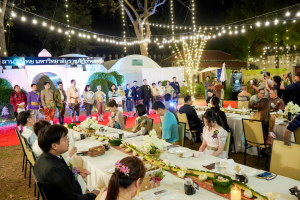 มรภ.เทพสตรี จัดงาน “สำรับกับข้าว 3 บุรี” อย่างงดงามด้วยศิลป์แห่งการจัดสำรับ บูรณาการทุกภาคส่วน ภายใต้การเป็นประธานเปิดงานของผู้ว่าราชการจังหวัดลพบุรี รวมพลัง Soft Power จากนางงาม Mister และศิลปินชื่อดัง ร่วมถ่ายทอดเสน่ห์อาหารท้องถิ่นสู่สังคม เบื้องหลังความสำเร็จเกิดจากการต่อยอดงานวิจัยภาคสนาม สู่การสร้างสรรค์ประสบการณ์อาหารไทยแบบ Fine Dining ยกระดับอาหารท้องถิ่นสู่เวที Soft Power และขับเคลื่อนสู่เศรษฐกิจสร้างสรรค์อย่างเป็นรูปธรรม