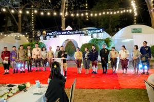 มรภ.เทพสตรี จัดงาน “สำรับกับข้าว 3 บุรี” อย่างงดงามด้วยศิลป์แห่งการจัดสำรับ บูรณาการทุกภาคส่วน ภายใต้การเป็นประธานเปิดงานของผู้ว่าราชการจังหวัดลพบุรี รวมพลัง Soft Power จากนางงาม Mister และศิลปินชื่อดัง ร่วมถ่ายทอดเสน่ห์อาหารท้องถิ่นสู่สังคม เบื้องหลังความสำเร็จเกิดจากการต่อยอดงานวิจัยภาคสนาม สู่การสร้างสรรค์ประสบการณ์อาหารไทยแบบ Fine Dining ยกระดับอาหารท้องถิ่นสู่เวที Soft Power และขับเคลื่อนสู่เศรษฐกิจสร้างสรรค์อย่างเป็นรูปธรรม