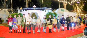 มรภ.เทพสตรี จัดงาน “สำรับกับข้าว 3 บุรี” อย่างงดงามด้วยศิลป์แห่งการจัดสำรับ บูรณาการทุกภาคส่วน ภายใต้การเป็นประธานเปิดงานของผู้ว่าราชการจังหวัดลพบุรี รวมพลัง Soft Power จากนางงาม Mister และศิลปินชื่อดัง ร่วมถ่ายทอดเสน่ห์อาหารท้องถิ่นสู่สังคม เบื้องหลังความสำเร็จเกิดจากการต่อยอดงานวิจัยภาคสนาม สู่การสร้างสรรค์ประสบการณ์อาหารไทยแบบ Fine Dining ยกระดับอาหารท้องถิ่นสู่เวที Soft Power และขับเคลื่อนสู่เศรษฐกิจสร้างสรรค์อย่างเป็นรูปธรรม