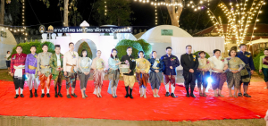 มรภ.เทพสตรี จัดงาน “สำรับกับข้าว 3 บุรี” อย่างงดงามด้วยศิลป์แห่งการจัดสำรับ บูรณาการทุกภาคส่วน ภายใต้การเป็นประธานเปิดงานของผู้ว่าราชการจังหวัดลพบุรี รวมพลัง Soft Power จากนางงาม Mister และศิลปินชื่อดัง ร่วมถ่ายทอดเสน่ห์อาหารท้องถิ่นสู่สังคม เบื้องหลังความสำเร็จเกิดจากการต่อยอดงานวิจัยภาคสนาม สู่การสร้างสรรค์ประสบการณ์อาหารไทยแบบ Fine Dining ยกระดับอาหารท้องถิ่นสู่เวที Soft Power และขับเคลื่อนสู่เศรษฐกิจสร้างสรรค์อย่างเป็นรูปธรรม