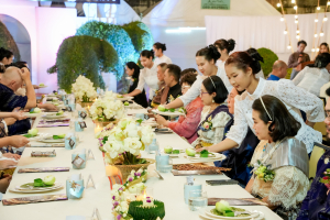 มรภ.เทพสตรี จัดงาน “สำรับกับข้าว 3 บุรี” อย่างงดงามด้วยศิลป์แห่งการจัดสำรับ บูรณาการทุกภาคส่วน ภายใต้การเป็นประธานเปิดงานของผู้ว่าราชการจังหวัดลพบุรี รวมพลัง Soft Power จากนางงาม Mister และศิลปินชื่อดัง ร่วมถ่ายทอดเสน่ห์อาหารท้องถิ่นสู่สังคม เบื้องหลังความสำเร็จเกิดจากการต่อยอดงานวิจัยภาคสนาม สู่การสร้างสรรค์ประสบการณ์อาหารไทยแบบ Fine Dining ยกระดับอาหารท้องถิ่นสู่เวที Soft Power และขับเคลื่อนสู่เศรษฐกิจสร้างสรรค์อย่างเป็นรูปธรรม