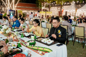 มรภ.เทพสตรี จัดงาน “สำรับกับข้าว 3 บุรี” อย่างงดงามด้วยศิลป์แห่งการจัดสำรับ บูรณาการทุกภาคส่วน ภายใต้การเป็นประธานเปิดงานของผู้ว่าราชการจังหวัดลพบุรี รวมพลัง Soft Power จากนางงาม Mister และศิลปินชื่อดัง ร่วมถ่ายทอดเสน่ห์อาหารท้องถิ่นสู่สังคม เบื้องหลังความสำเร็จเกิดจากการต่อยอดงานวิจัยภาคสนาม สู่การสร้างสรรค์ประสบการณ์อาหารไทยแบบ Fine Dining ยกระดับอาหารท้องถิ่นสู่เวที Soft Power และขับเคลื่อนสู่เศรษฐกิจสร้างสรรค์อย่างเป็นรูปธรรม