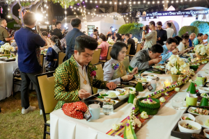 มรภ.เทพสตรี จัดงาน “สำรับกับข้าว 3 บุรี” อย่างงดงามด้วยศิลป์แห่งการจัดสำรับ บูรณาการทุกภาคส่วน ภายใต้การเป็นประธานเปิดงานของผู้ว่าราชการจังหวัดลพบุรี รวมพลัง Soft Power จากนางงาม Mister และศิลปินชื่อดัง ร่วมถ่ายทอดเสน่ห์อาหารท้องถิ่นสู่สังคม เบื้องหลังความสำเร็จเกิดจากการต่อยอดงานวิจัยภาคสนาม สู่การสร้างสรรค์ประสบการณ์อาหารไทยแบบ Fine Dining ยกระดับอาหารท้องถิ่นสู่เวที Soft Power และขับเคลื่อนสู่เศรษฐกิจสร้างสรรค์อย่างเป็นรูปธรรม