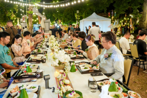 มรภ.เทพสตรี จัดงาน “สำรับกับข้าว 3 บุรี” อย่างงดงามด้วยศิลป์แห่งการจัดสำรับ บูรณาการทุกภาคส่วน ภายใต้การเป็นประธานเปิดงานของผู้ว่าราชการจังหวัดลพบุรี รวมพลัง Soft Power จากนางงาม Mister และศิลปินชื่อดัง ร่วมถ่ายทอดเสน่ห์อาหารท้องถิ่นสู่สังคม เบื้องหลังความสำเร็จเกิดจากการต่อยอดงานวิจัยภาคสนาม สู่การสร้างสรรค์ประสบการณ์อาหารไทยแบบ Fine Dining ยกระดับอาหารท้องถิ่นสู่เวที Soft Power และขับเคลื่อนสู่เศรษฐกิจสร้างสรรค์อย่างเป็นรูปธรรม