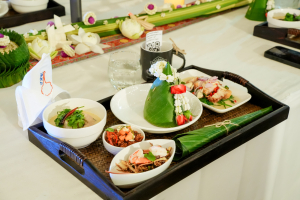 มรภ.เทพสตรี จัดงาน “สำรับกับข้าว 3 บุรี” อย่างงดงามด้วยศิลป์แห่งการจัดสำรับ บูรณาการทุกภาคส่วน ภายใต้การเป็นประธานเปิดงานของผู้ว่าราชการจังหวัดลพบุรี รวมพลัง Soft Power จากนางงาม Mister และศิลปินชื่อดัง ร่วมถ่ายทอดเสน่ห์อาหารท้องถิ่นสู่สังคม เบื้องหลังความสำเร็จเกิดจากการต่อยอดงานวิจัยภาคสนาม สู่การสร้างสรรค์ประสบการณ์อาหารไทยแบบ Fine Dining ยกระดับอาหารท้องถิ่นสู่เวที Soft Power และขับเคลื่อนสู่เศรษฐกิจสร้างสรรค์อย่างเป็นรูปธรรม