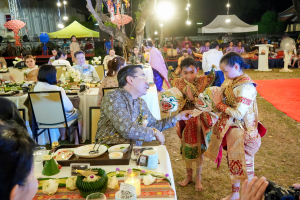 มรภ.เทพสตรี จัดงาน “สำรับกับข้าว 3 บุรี” อย่างงดงามด้วยศิลป์แห่งการจัดสำรับ บูรณาการทุกภาคส่วน ภายใต้การเป็นประธานเปิดงานของผู้ว่าราชการจังหวัดลพบุรี รวมพลัง Soft Power จากนางงาม Mister และศิลปินชื่อดัง ร่วมถ่ายทอดเสน่ห์อาหารท้องถิ่นสู่สังคม เบื้องหลังความสำเร็จเกิดจากการต่อยอดงานวิจัยภาคสนาม สู่การสร้างสรรค์ประสบการณ์อาหารไทยแบบ Fine Dining ยกระดับอาหารท้องถิ่นสู่เวที Soft Power และขับเคลื่อนสู่เศรษฐกิจสร้างสรรค์อย่างเป็นรูปธรรม