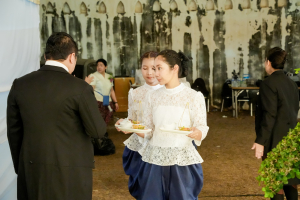 มรภ.เทพสตรี จัดงาน “สำรับกับข้าว 3 บุรี” อย่างงดงามด้วยศิลป์แห่งการจัดสำรับ บูรณาการทุกภาคส่วน ภายใต้การเป็นประธานเปิดงานของผู้ว่าราชการจังหวัดลพบุรี รวมพลัง Soft Power จากนางงาม Mister และศิลปินชื่อดัง ร่วมถ่ายทอดเสน่ห์อาหารท้องถิ่นสู่สังคม เบื้องหลังความสำเร็จเกิดจากการต่อยอดงานวิจัยภาคสนาม สู่การสร้างสรรค์ประสบการณ์อาหารไทยแบบ Fine Dining ยกระดับอาหารท้องถิ่นสู่เวที Soft Power และขับเคลื่อนสู่เศรษฐกิจสร้างสรรค์อย่างเป็นรูปธรรม