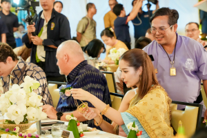 มรภ.เทพสตรี จัดงาน “สำรับกับข้าว 3 บุรี” อย่างงดงามด้วยศิลป์แห่งการจัดสำรับ บูรณาการทุกภาคส่วน ภายใต้การเป็นประธานเปิดงานของผู้ว่าราชการจังหวัดลพบุรี รวมพลัง Soft Power จากนางงาม Mister และศิลปินชื่อดัง ร่วมถ่ายทอดเสน่ห์อาหารท้องถิ่นสู่สังคม เบื้องหลังความสำเร็จเกิดจากการต่อยอดงานวิจัยภาคสนาม สู่การสร้างสรรค์ประสบการณ์อาหารไทยแบบ Fine Dining ยกระดับอาหารท้องถิ่นสู่เวที Soft Power และขับเคลื่อนสู่เศรษฐกิจสร้างสรรค์อย่างเป็นรูปธรรม