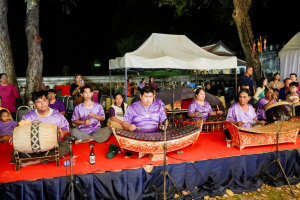 มรภ.เทพสตรี จัดงาน “สำรับกับข้าว 3 บุรี” อย่างงดงามด้วยศิลป์แห่งการจัดสำรับ บูรณาการทุกภาคส่วน ภายใต้การเป็นประธานเปิดงานของผู้ว่าราชการจังหวัดลพบุรี รวมพลัง Soft Power จากนางงาม Mister และศิลปินชื่อดัง ร่วมถ่ายทอดเสน่ห์อาหารท้องถิ่นสู่สังคม เบื้องหลังความสำเร็จเกิดจากการต่อยอดงานวิจัยภาคสนาม สู่การสร้างสรรค์ประสบการณ์อาหารไทยแบบ Fine Dining ยกระดับอาหารท้องถิ่นสู่เวที Soft Power และขับเคลื่อนสู่เศรษฐกิจสร้างสรรค์อย่างเป็นรูปธรรม