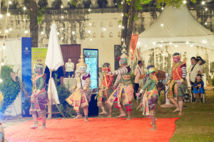 มรภ.เทพสตรี จัดงาน “สำรับกับข้าว 3 บุรี” อย่างงดงามด้วยศิลป์แห่งการจัดสำรับ บูรณาการทุกภาคส่วน ภายใต้การเป็นประธานเปิดงานของผู้ว่าราชการจังหวัดลพบุรี รวมพลัง Soft Power จากนางงาม Mister และศิลปินชื่อดัง ร่วมถ่ายทอดเสน่ห์อาหารท้องถิ่นสู่สังคม เบื้องหลังความสำเร็จเกิดจากการต่อยอดงานวิจัยภาคสนาม สู่การสร้างสรรค์ประสบการณ์อาหารไทยแบบ Fine Dining ยกระดับอาหารท้องถิ่นสู่เวที Soft Power และขับเคลื่อนสู่เศรษฐกิจสร้างสรรค์อย่างเป็นรูปธรรม